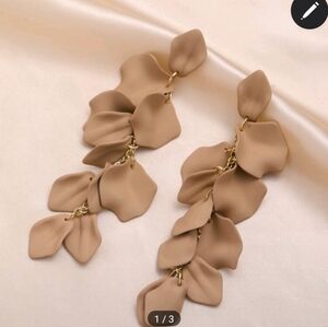 🆕️ TAN/BEIGE TIERED PETAL DROP EARRINGS